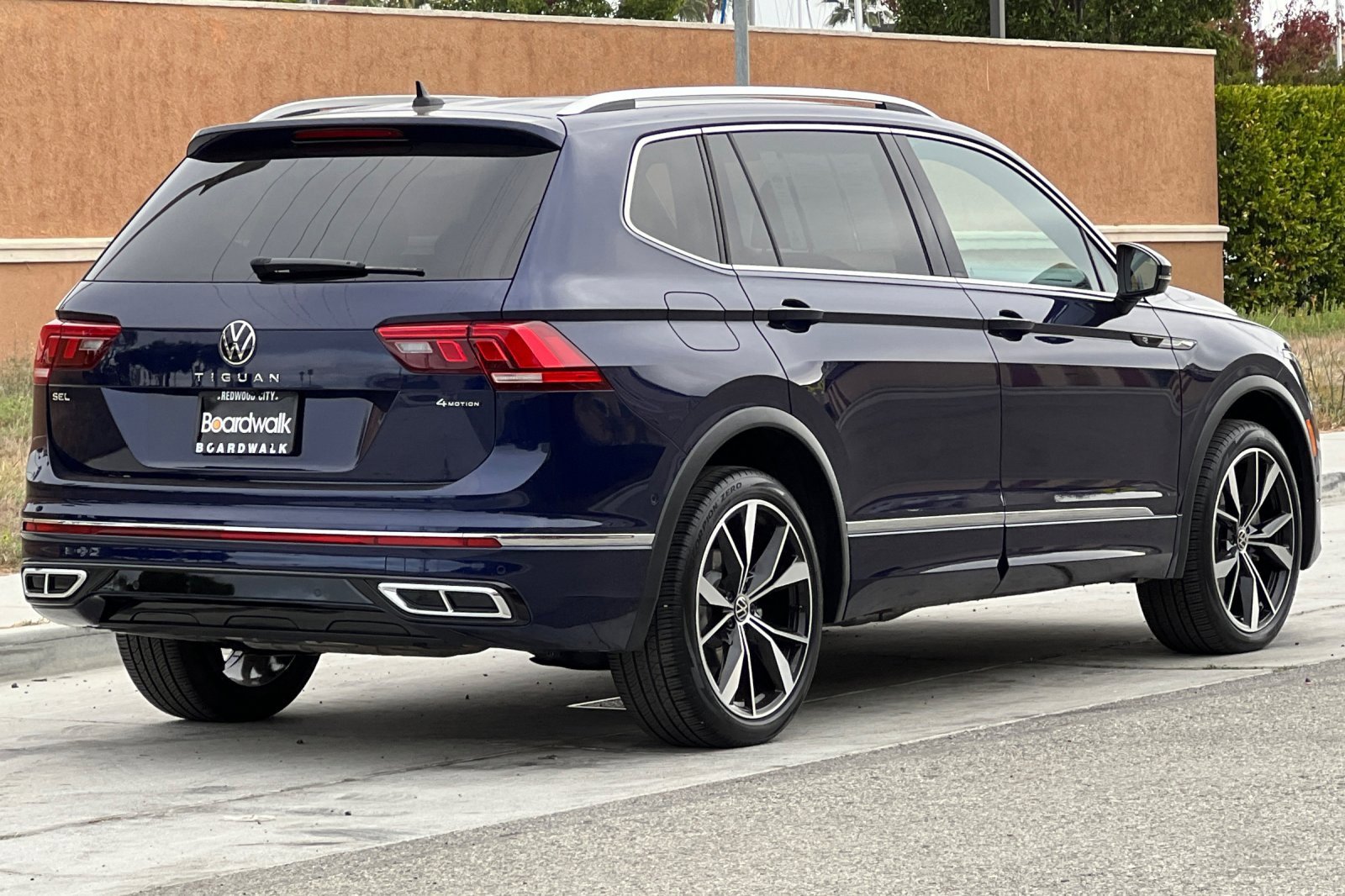 Used 2022 Volkswagen Tiguan SEL R-Line image 4