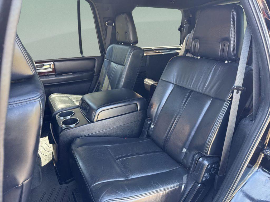 Used 2016 Lincoln Navigator Select image 11
