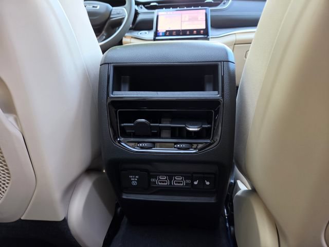 Used 2023 Jeep Grand Cherokee Limited w/ Luxury Tech Group II AWD/4WD image 31
