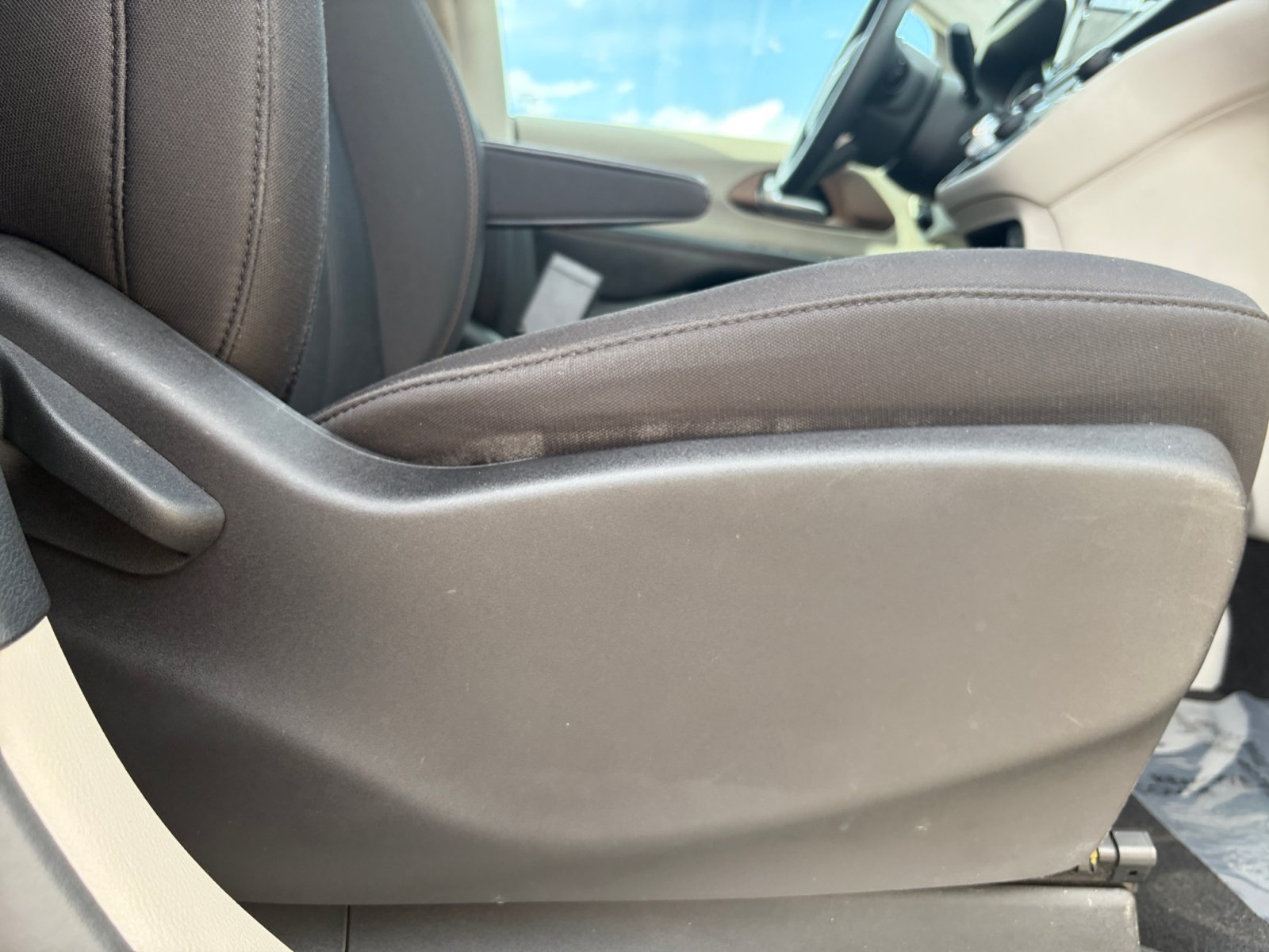 Used 2017 Chrysler Pacifica Touring FWD image 34
