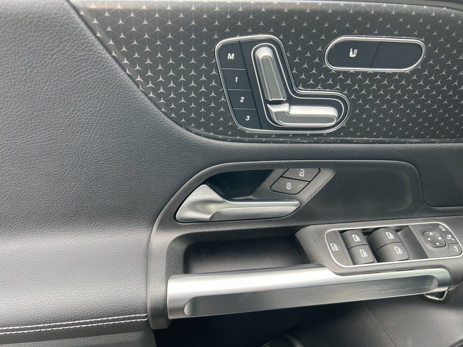 Used 2024 Mercedes-Benz GLB 250 4MATIC image 8