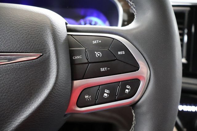 Used 2023 Chrysler Pacifica Limited FWD image 18