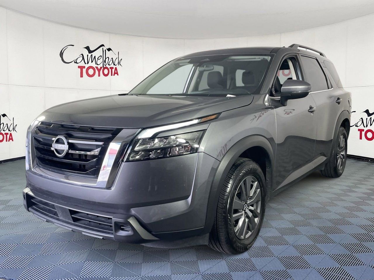 Used 2025 Nissan Pathfinder SV image 2