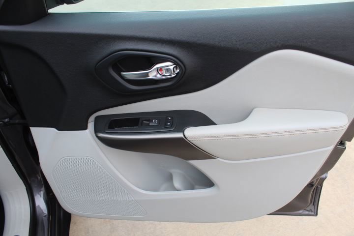 Used 2019 Jeep Cherokee Limited w/ Technology Group image 14