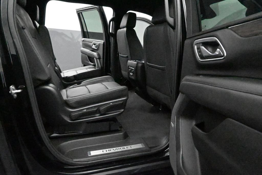 Used 2023 Chevrolet Suburban Z71 w/ Luxury Package AWD/4WD image 18