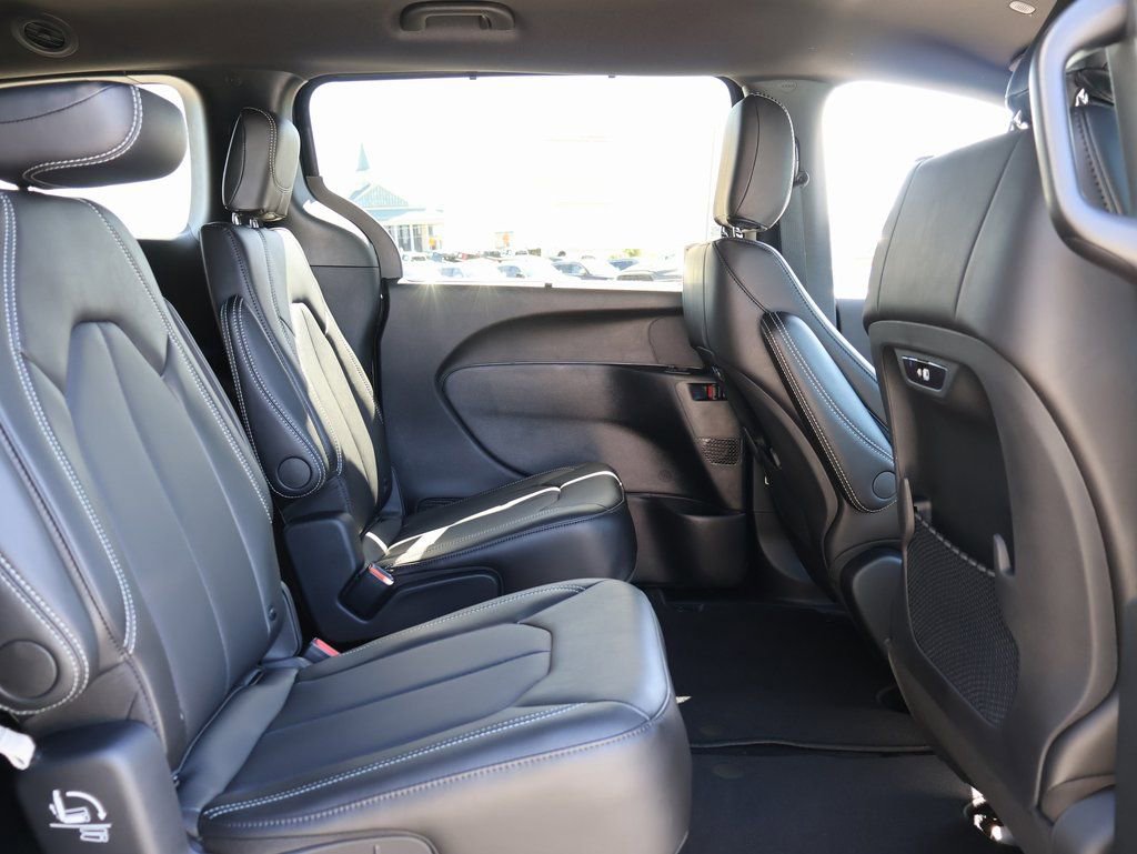 New 2026 Chrysler Pacifica Select image 11