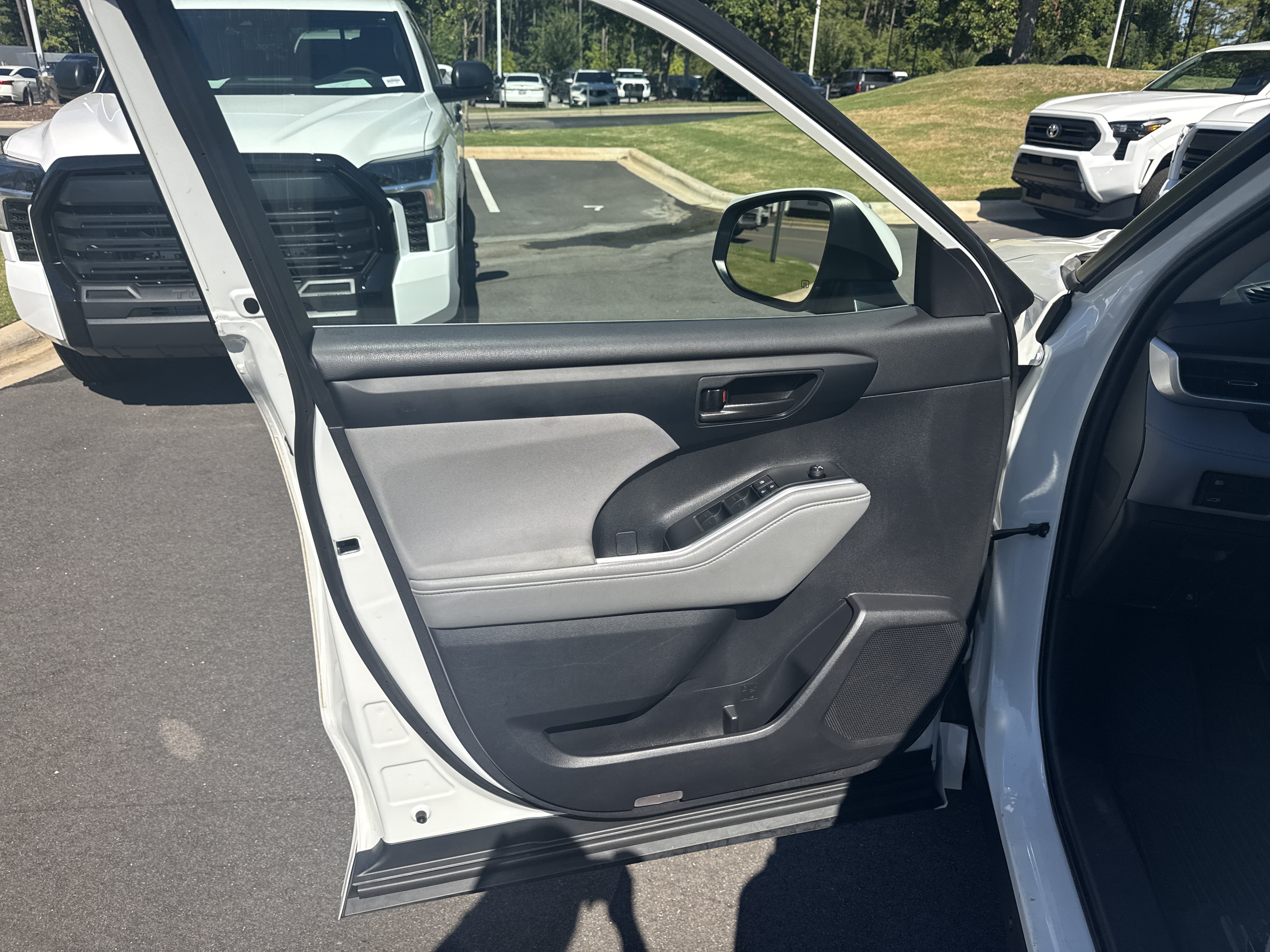 Used 2021 Toyota Highlander LE FWD image 14
