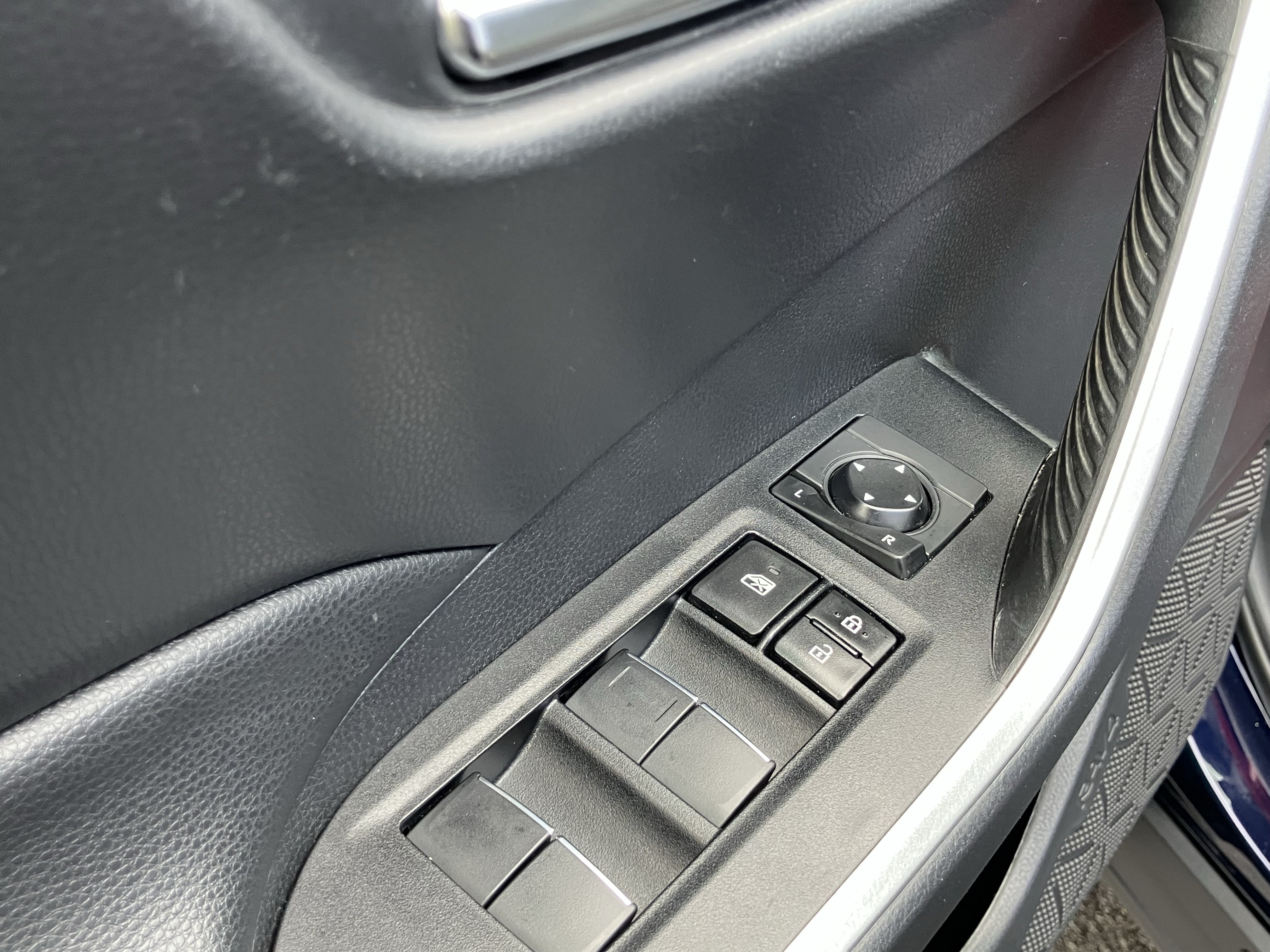Used 2021 Toyota RAV4 XLE Premium FWD image 15