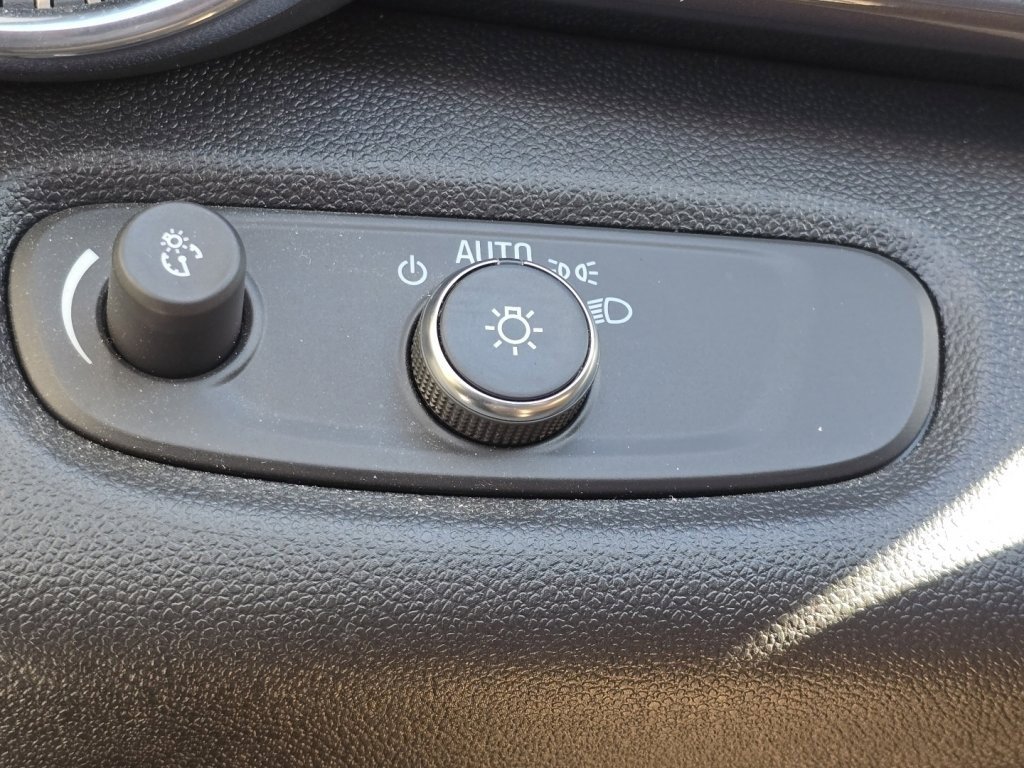 Used 2025 Chevrolet Trax ACTIV w/ Sunroof Package image 28