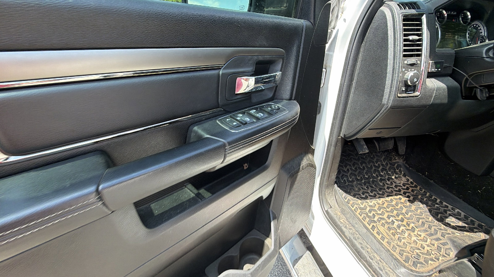 Used 2015 RAM 1500 Sport w/ Sport Premium Group AWD/4WD image 15