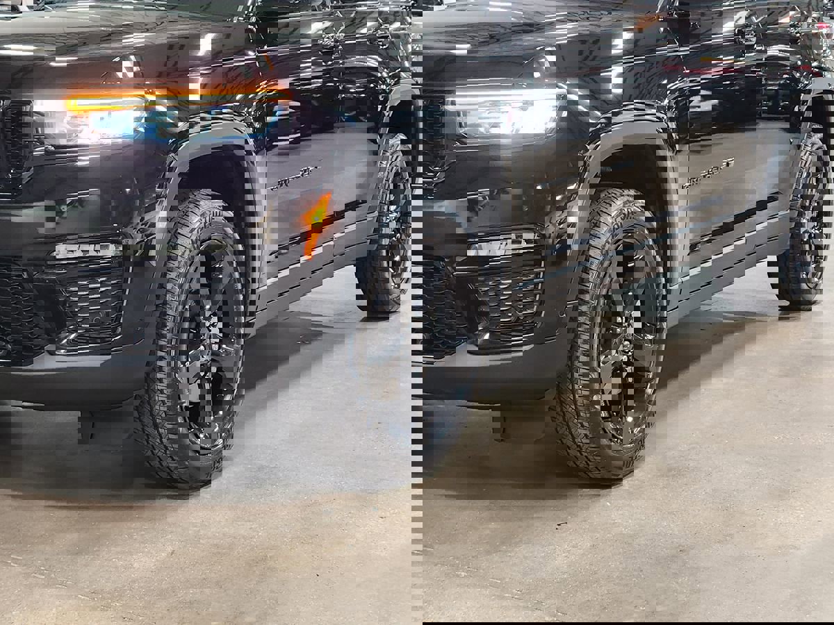 Used 2023 Jeep Grand Cherokee Limited w/ Luxury Tech Group II image 17