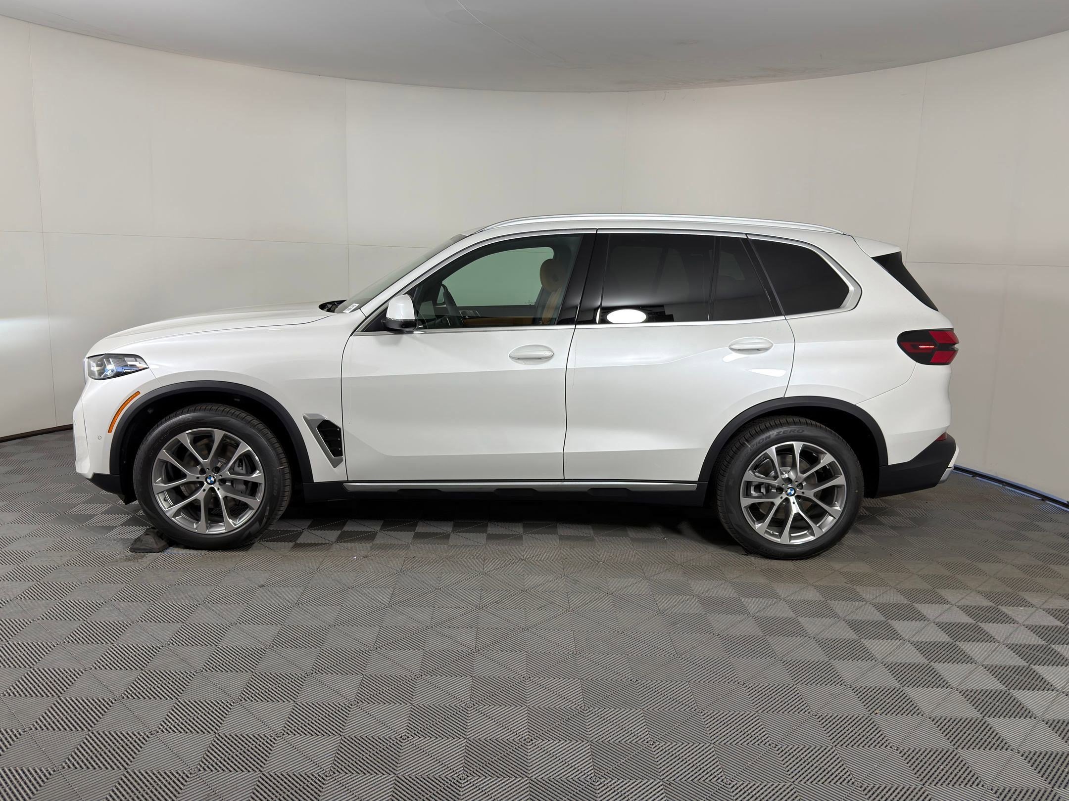 Used 2026 BMW X5 sDrive40i w/ Premium Package RWD image 2