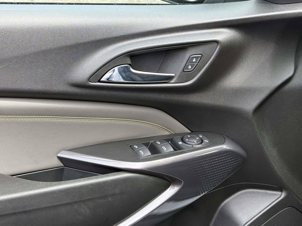 Used 2024 Chevrolet Trax ACTIV w/ Sunroof Package image 23