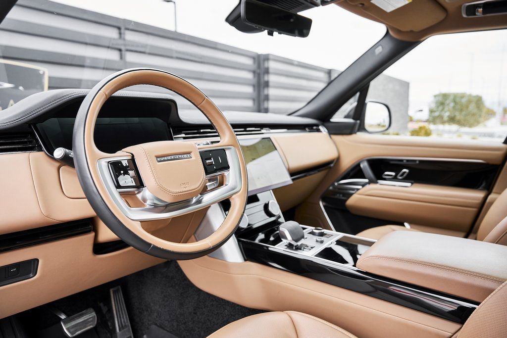 Used 2023 Land Rover Range Rover SE image 2