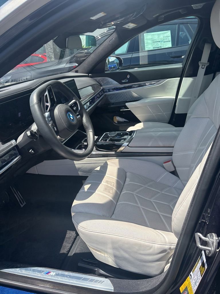 Used 2023 BMW i7 xDrive60 AWD/4WD image 3