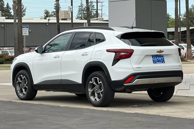Used 2025 Chevrolet Trax LT FWD image 6