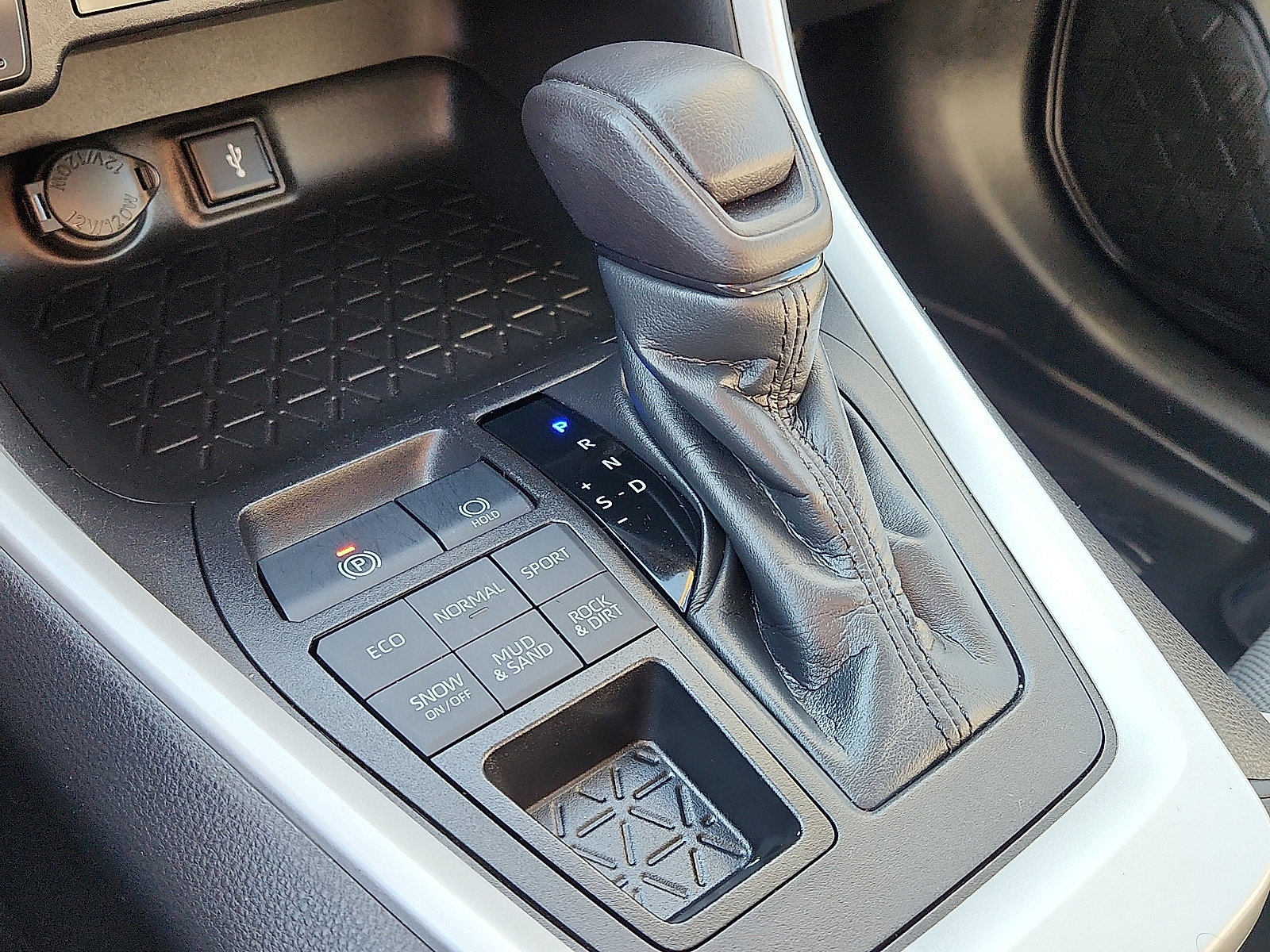 Used 2021 Toyota RAV4 XLE image 16