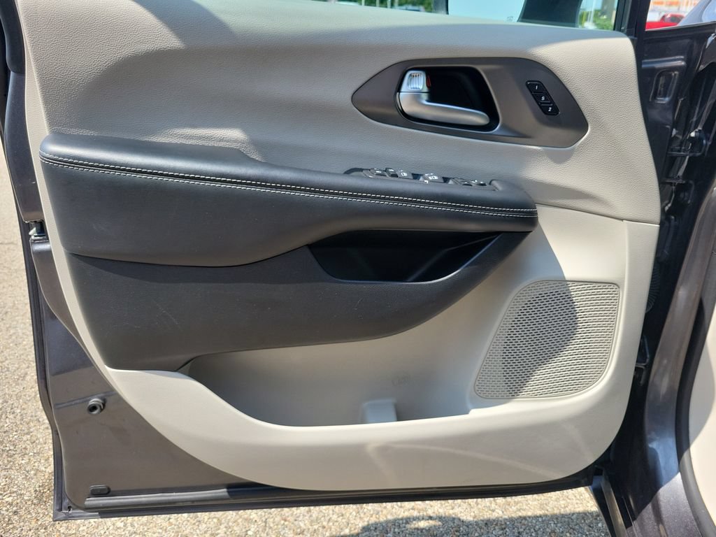 Used 2023 Chrysler Pacifica Touring-L FWD image 20