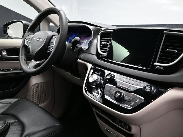 Used 2024 Chrysler Pacifica Touring-L image 14