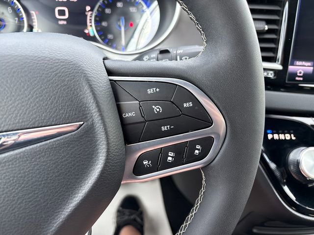 Used 2025 Chrysler Pacifica Select image 20