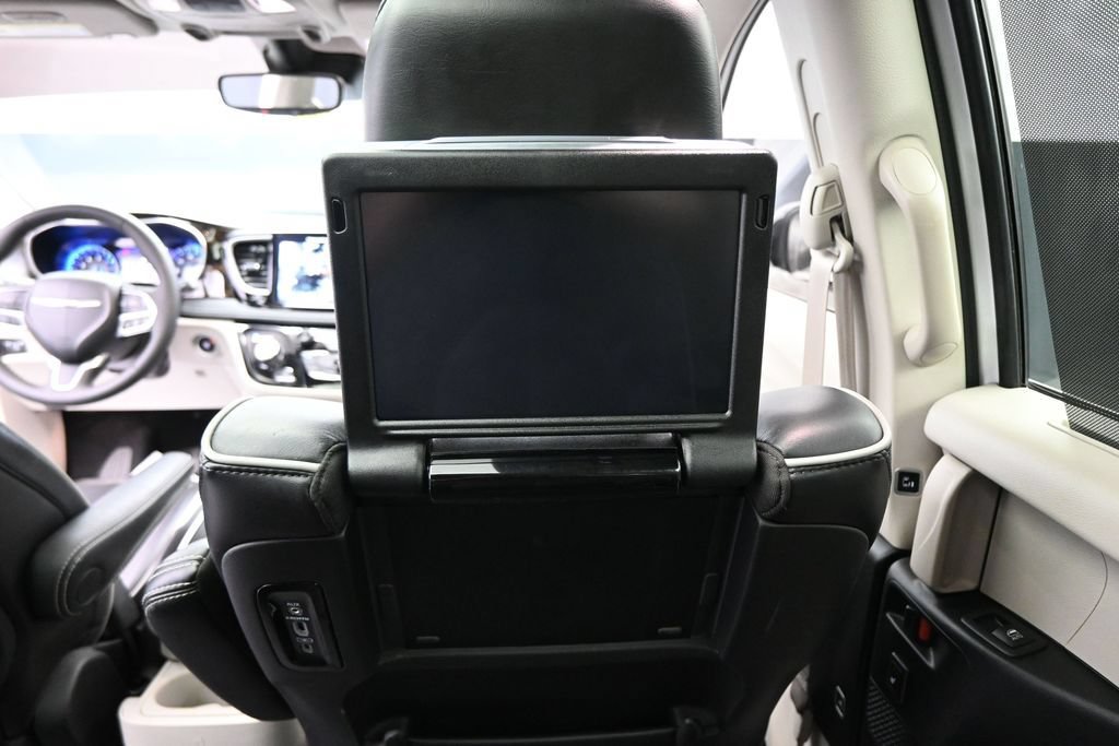 Used 2024 Chrysler Pacifica Limited w/ Uconnect Theater Family Group FWD image 28