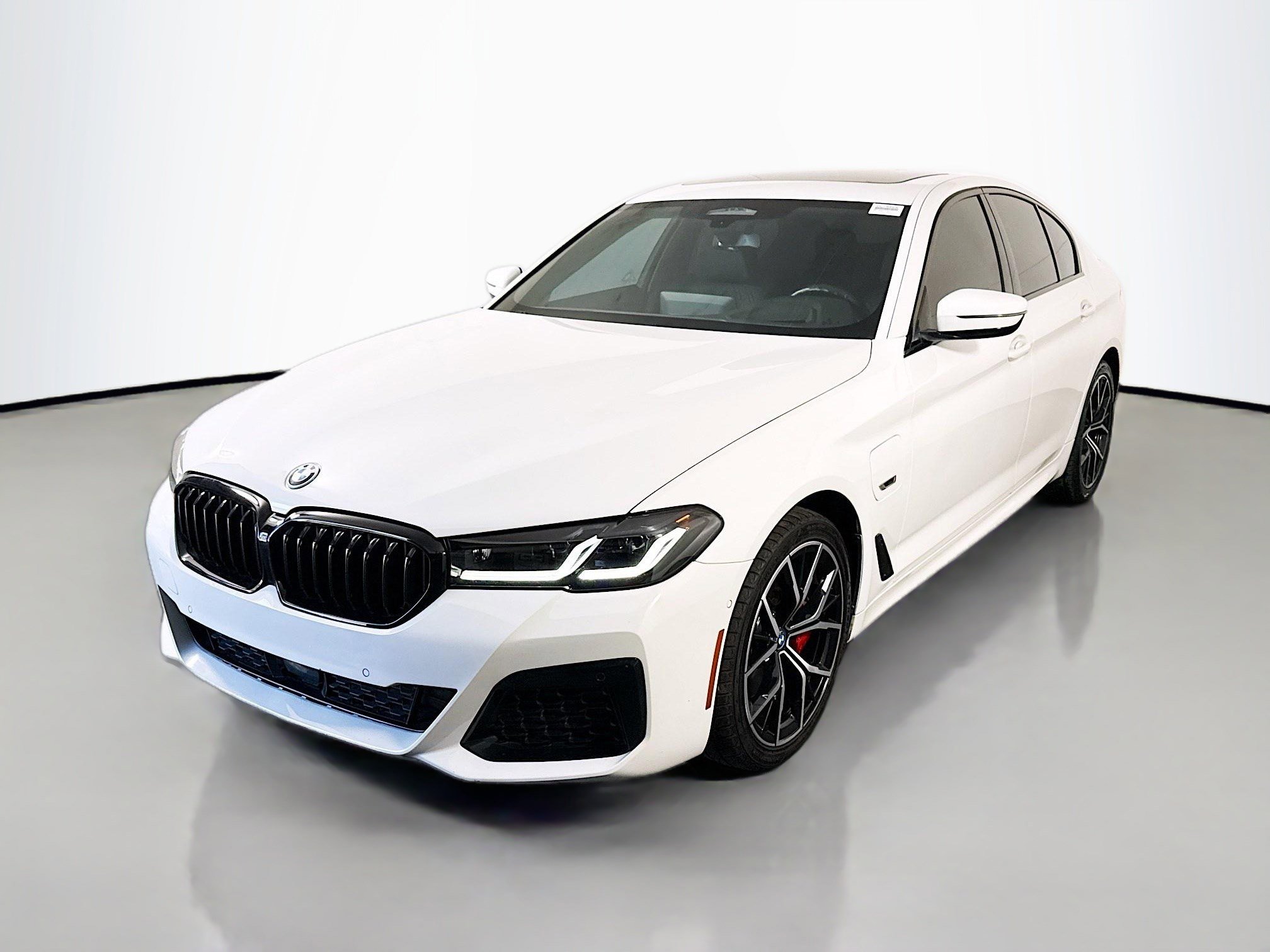Used 2023 BMW 530e w/ M Sport Package image 4
