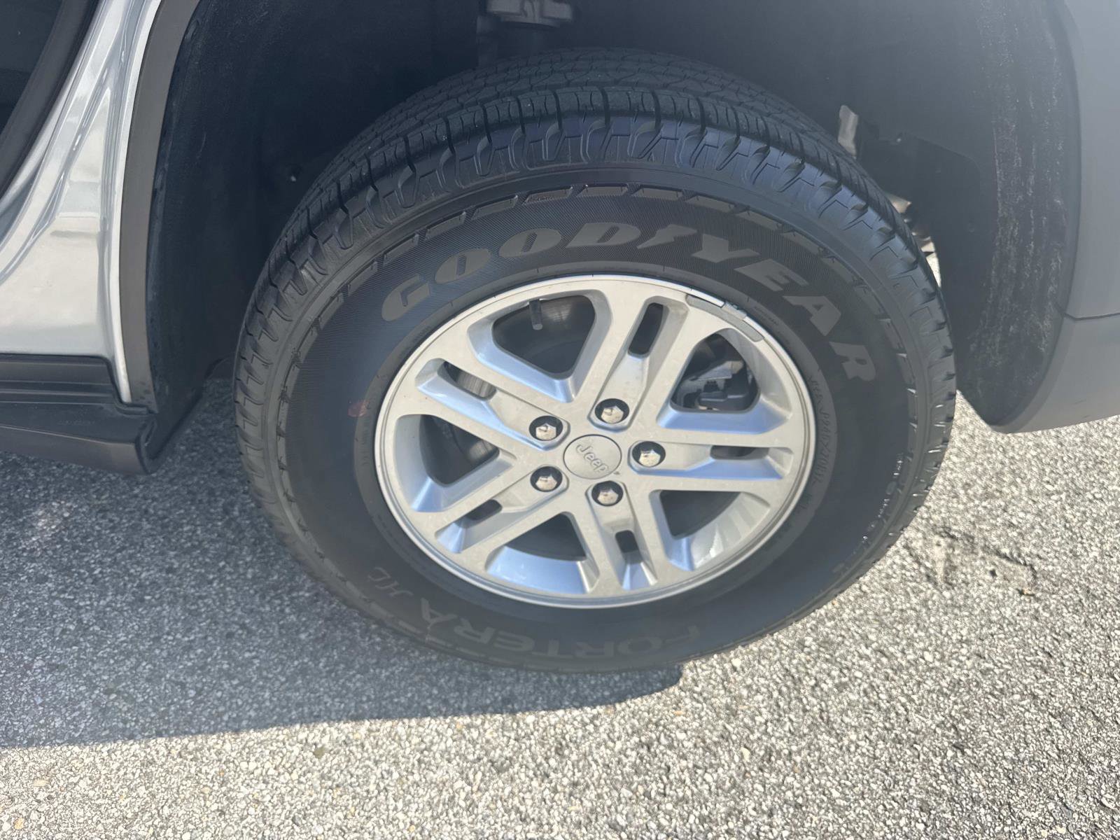 Used 2023 Jeep Grand Cherokee Laredo image 11