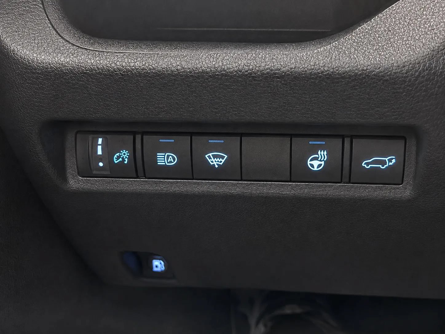 Used 2021 Toyota RAV4 XLE Premium AWD/4WD image 33