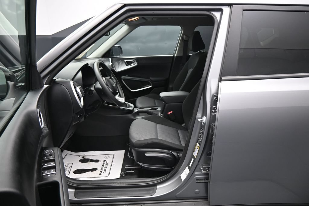 Used 2025 Kia Soul LX w/ LX Technology Package FWD image 9