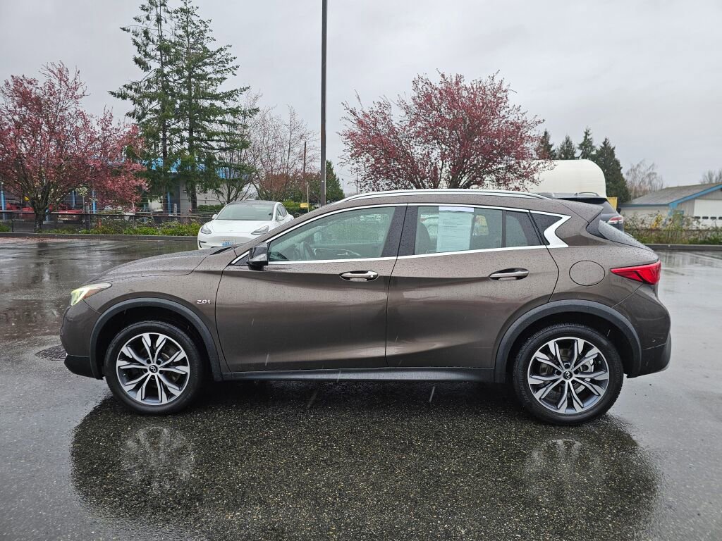 Used 2017 INFINITI QX30 Premium image 4