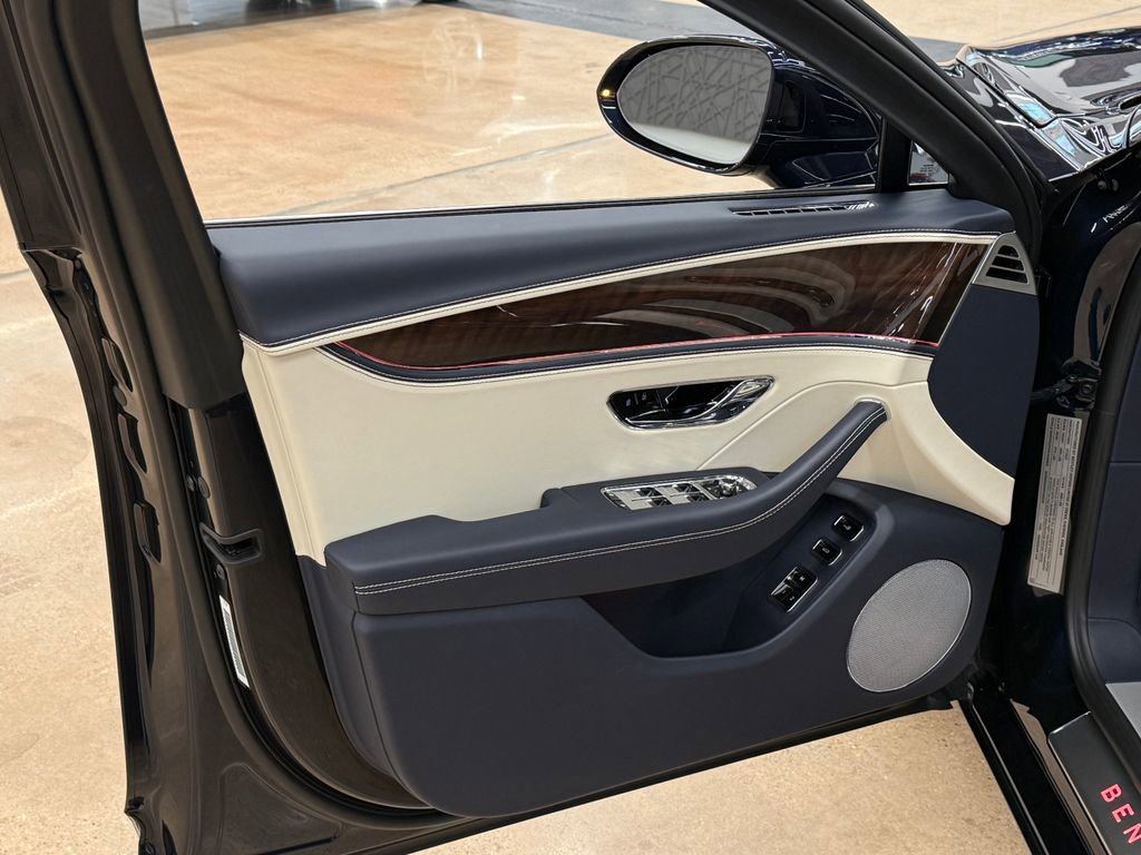 Used 2022 Bentley Flying Spur Plug-In Hybrid image 46