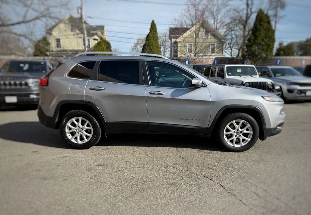 Used 2016 Jeep Cherokee Latitude AWD/4WD image 4