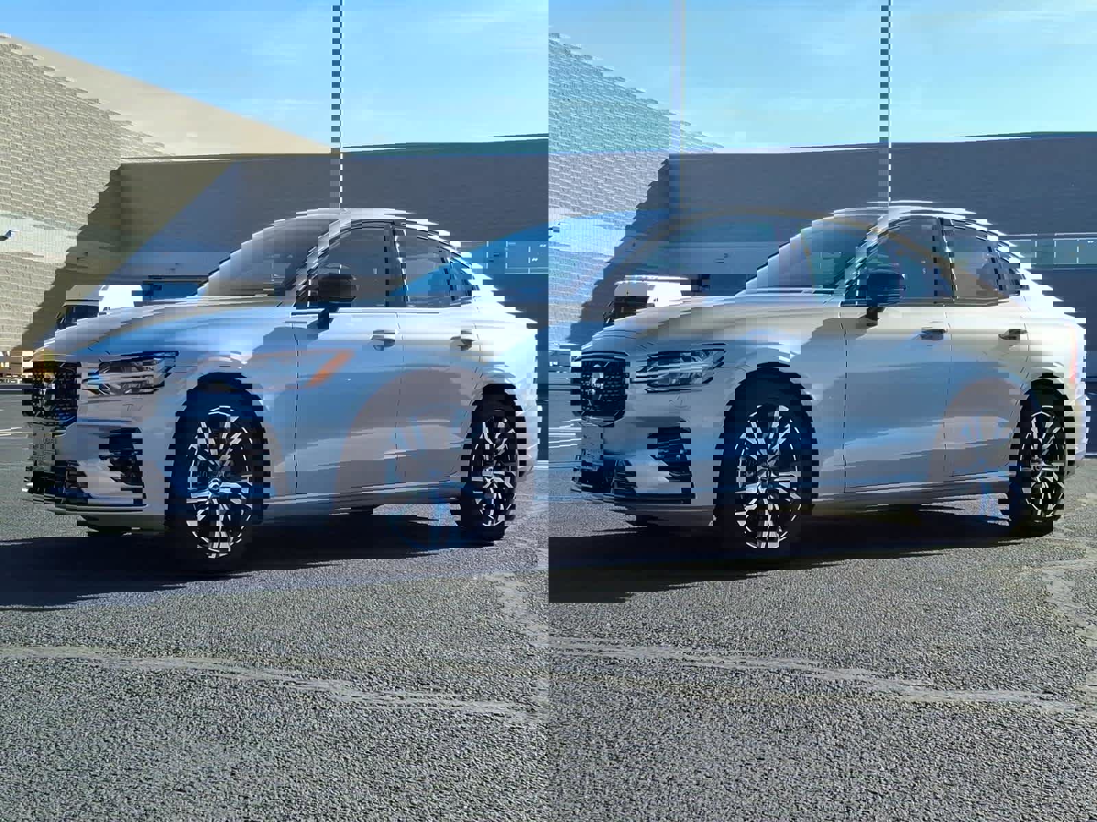 Used 2025 Volvo S60 B5 Core image 2