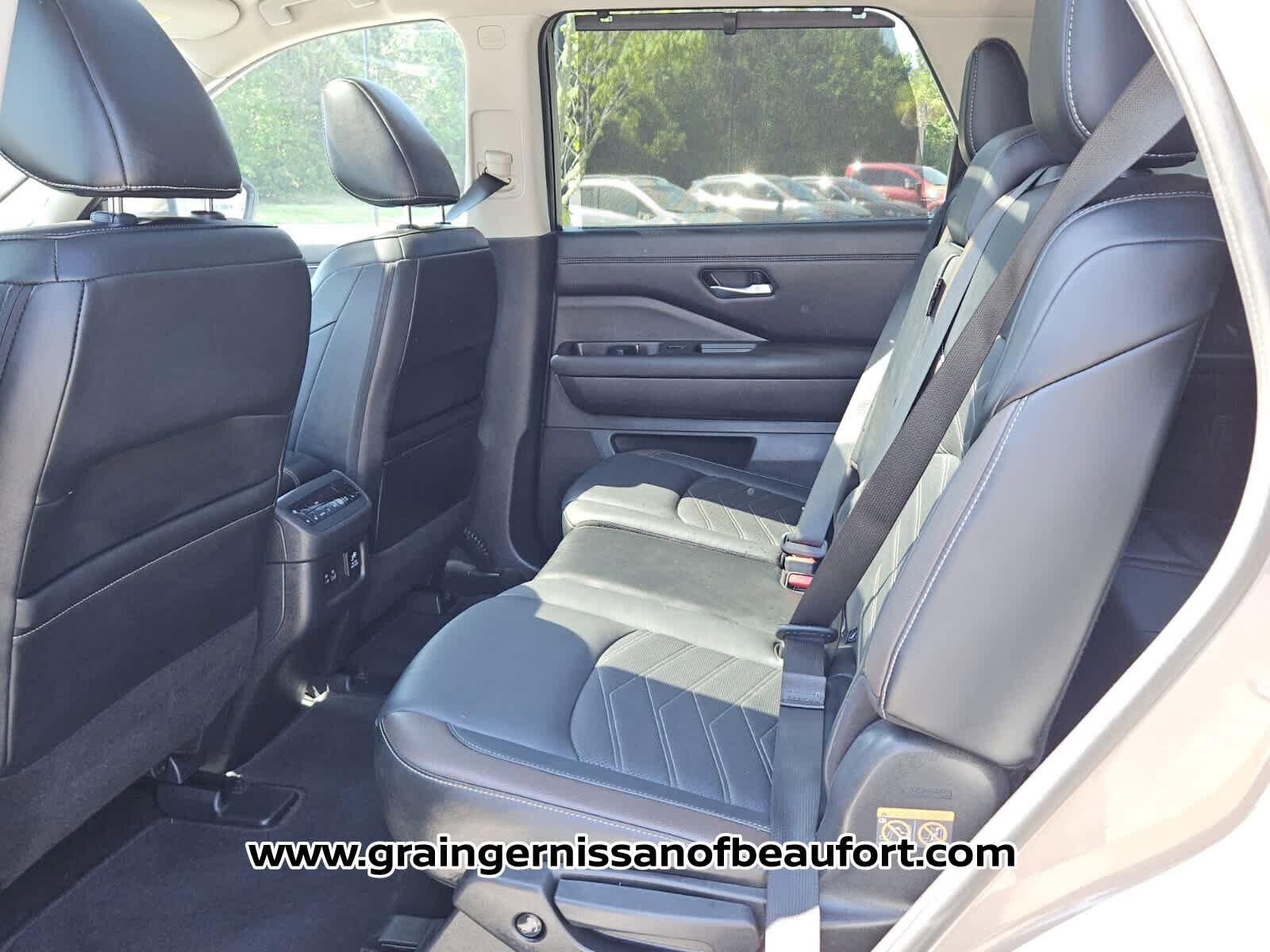 Used 2023 Nissan Pathfinder Platinum w/ Black Appearance Package image 4