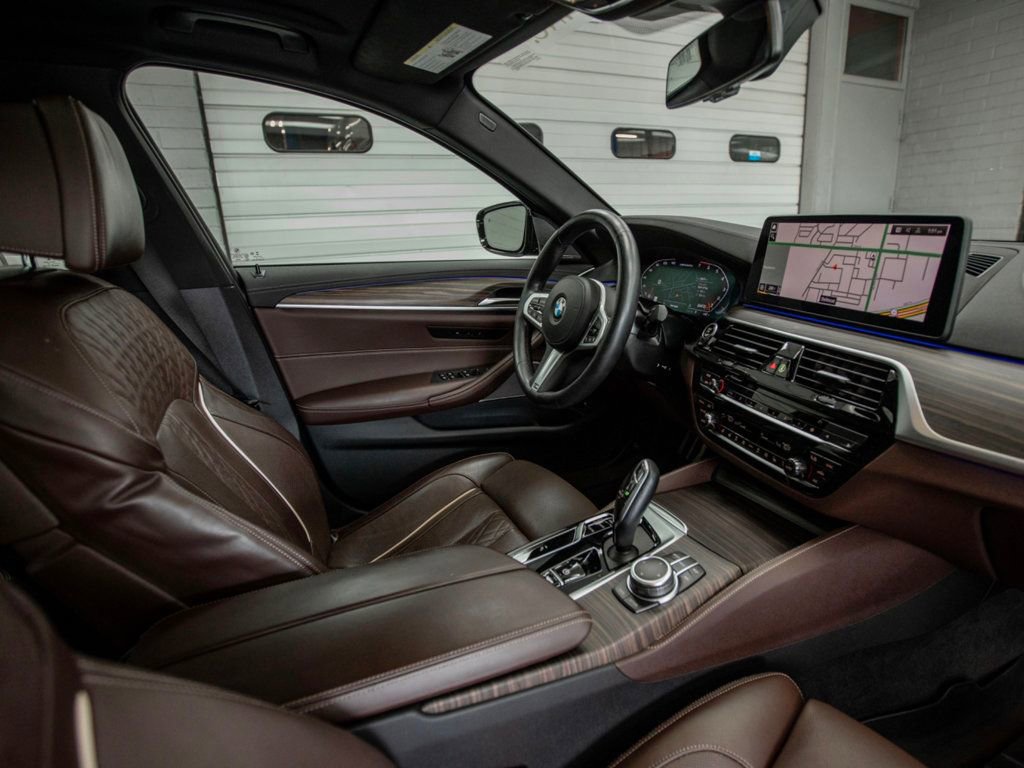 Used 2022 BMW M550i xDrive w/ Dynamic Handling Package image 16
