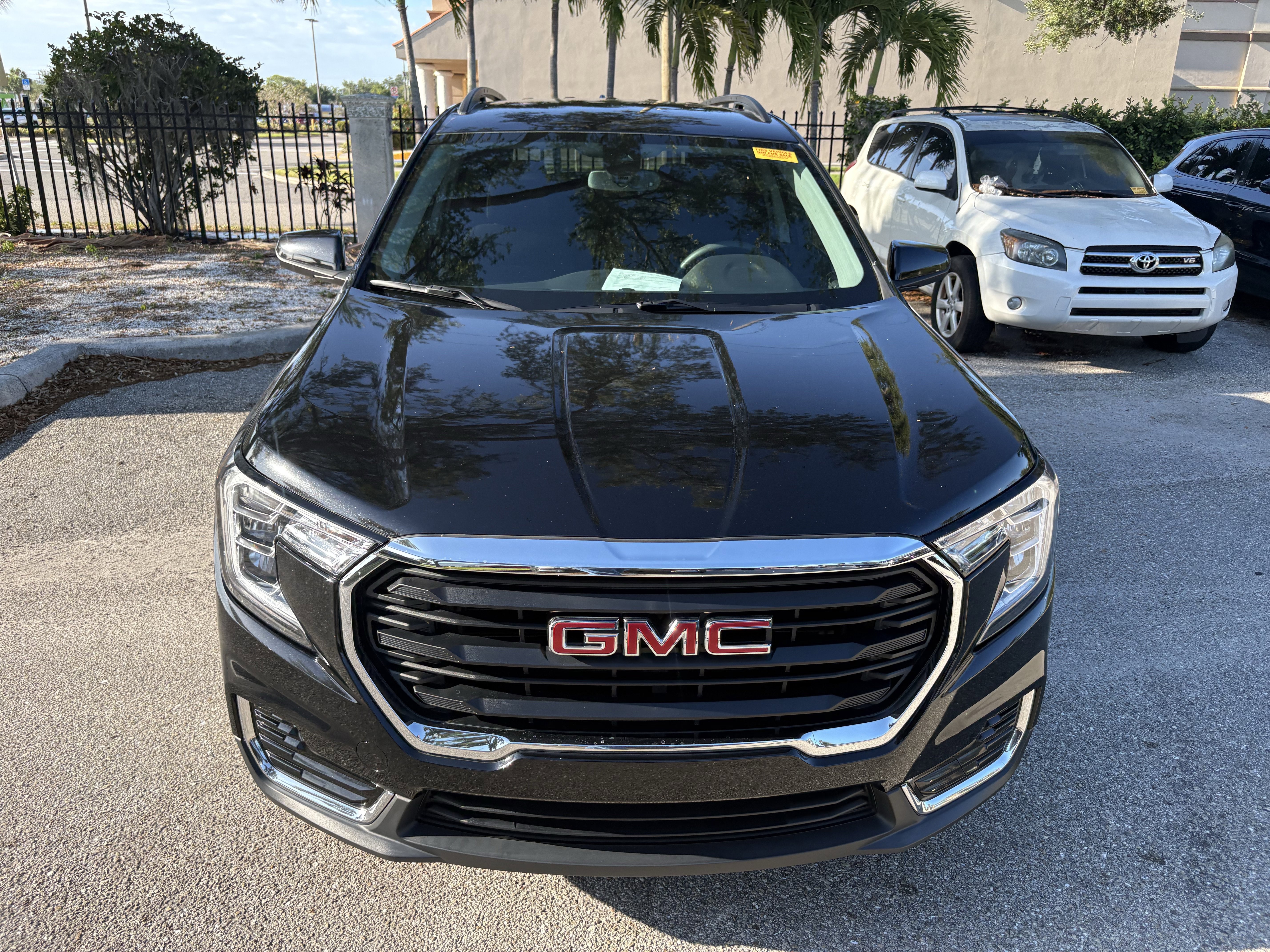 Used 2022 GMC Terrain SLE w/ Driver Convenience Package FWD image 2