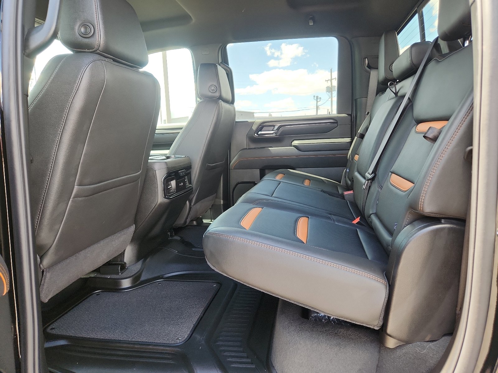 Used 2025 GMC Sierra 2500 AT4 w/ Technology Package AWD/4WD image 9