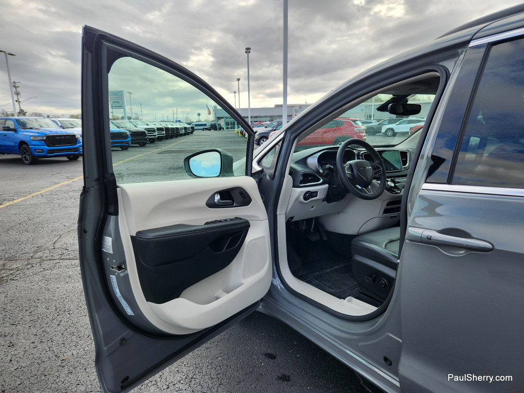 Used 2022 Chrysler Pacifica Touring-L FWD image 31