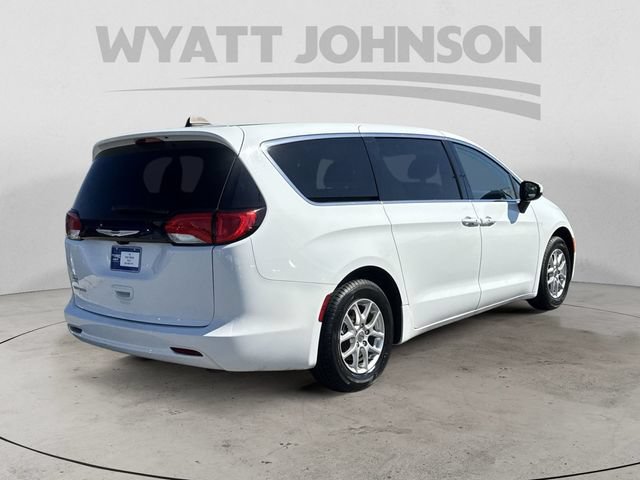 Used 2023 Chrysler Voyager LX FWD image 5
