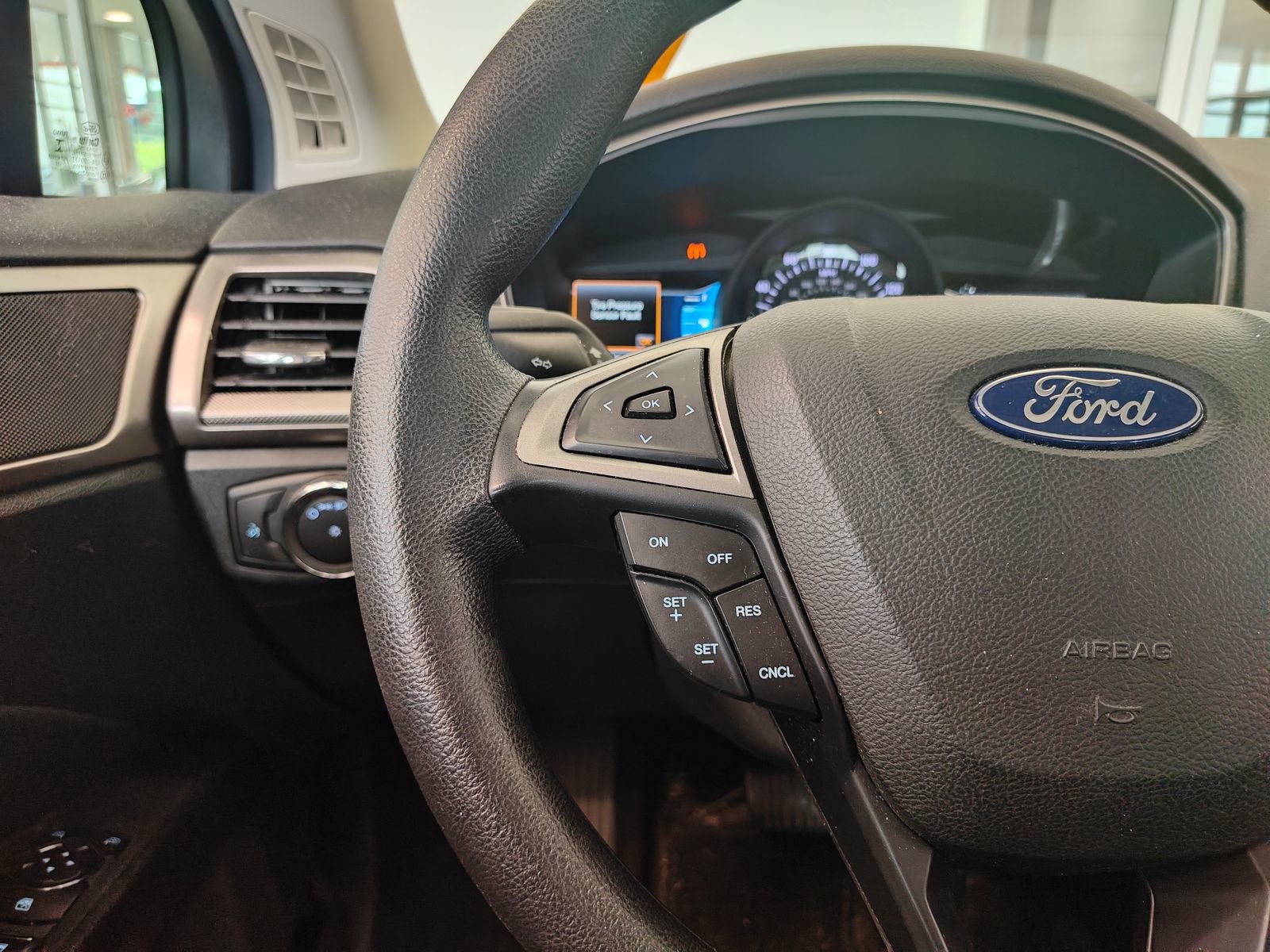 Used 2018 Ford Fusion SE w/ Fusion SE Technology Package FWD image 9