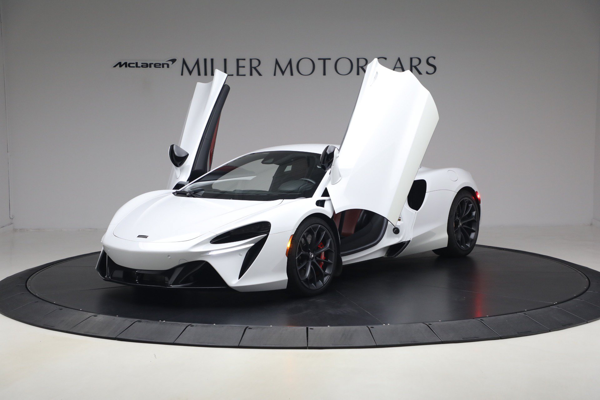 Used 2023 McLaren Artura RWD image 14