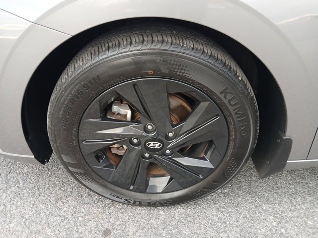 Used 2023 Hyundai Elantra SEL image 2