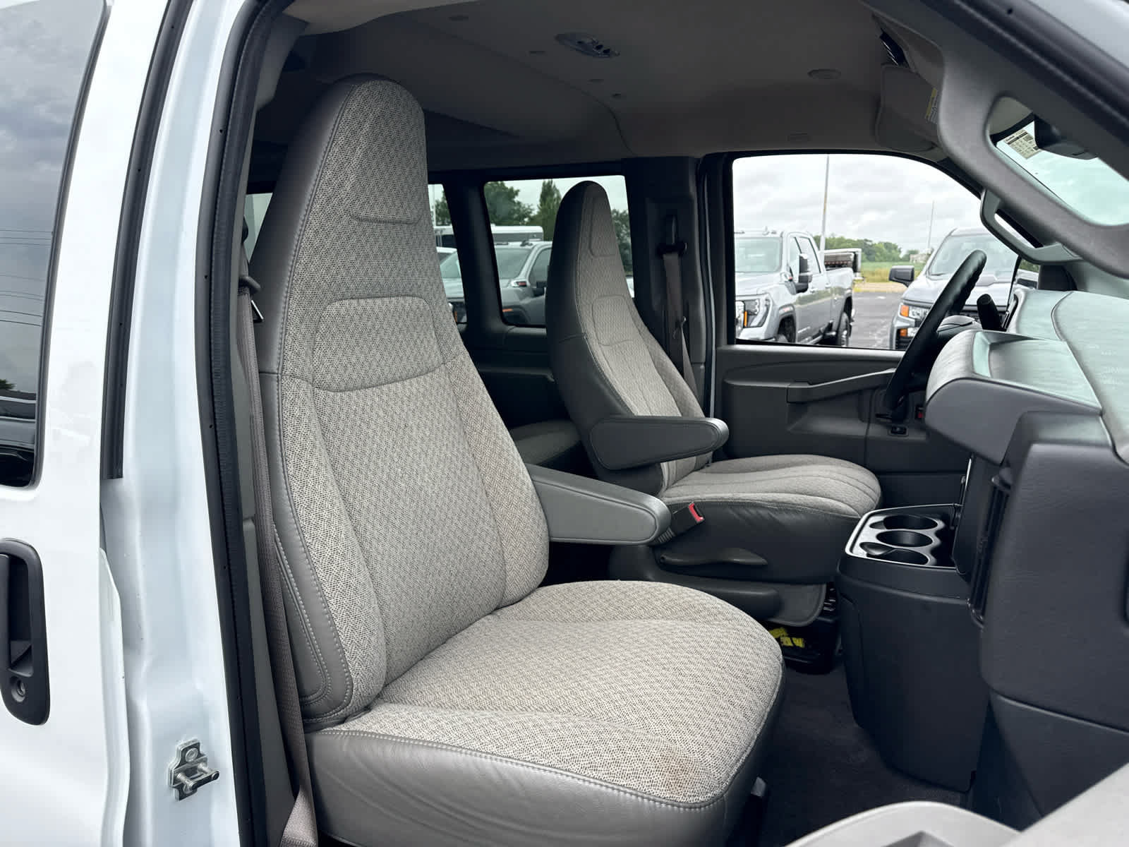 Certified 2025 Chevrolet Express 3500 LT w/ LT Preferred Equipment Group RWD image 21