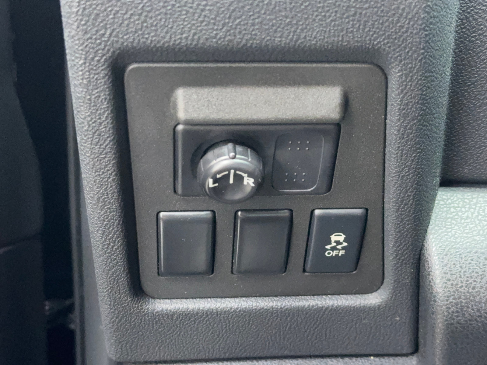 Used 2015 Nissan Rogue S FWD image 32