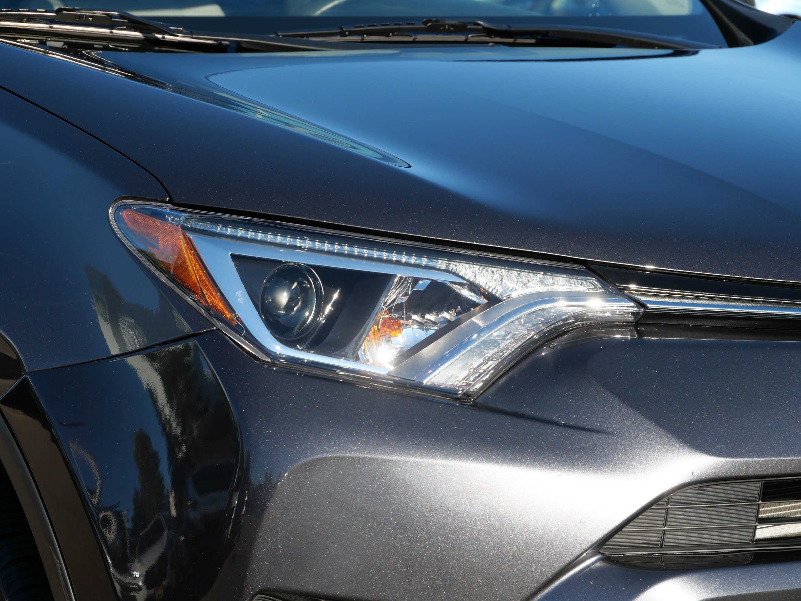 Used 2018 Toyota RAV4 LE AWD/4WD image 16