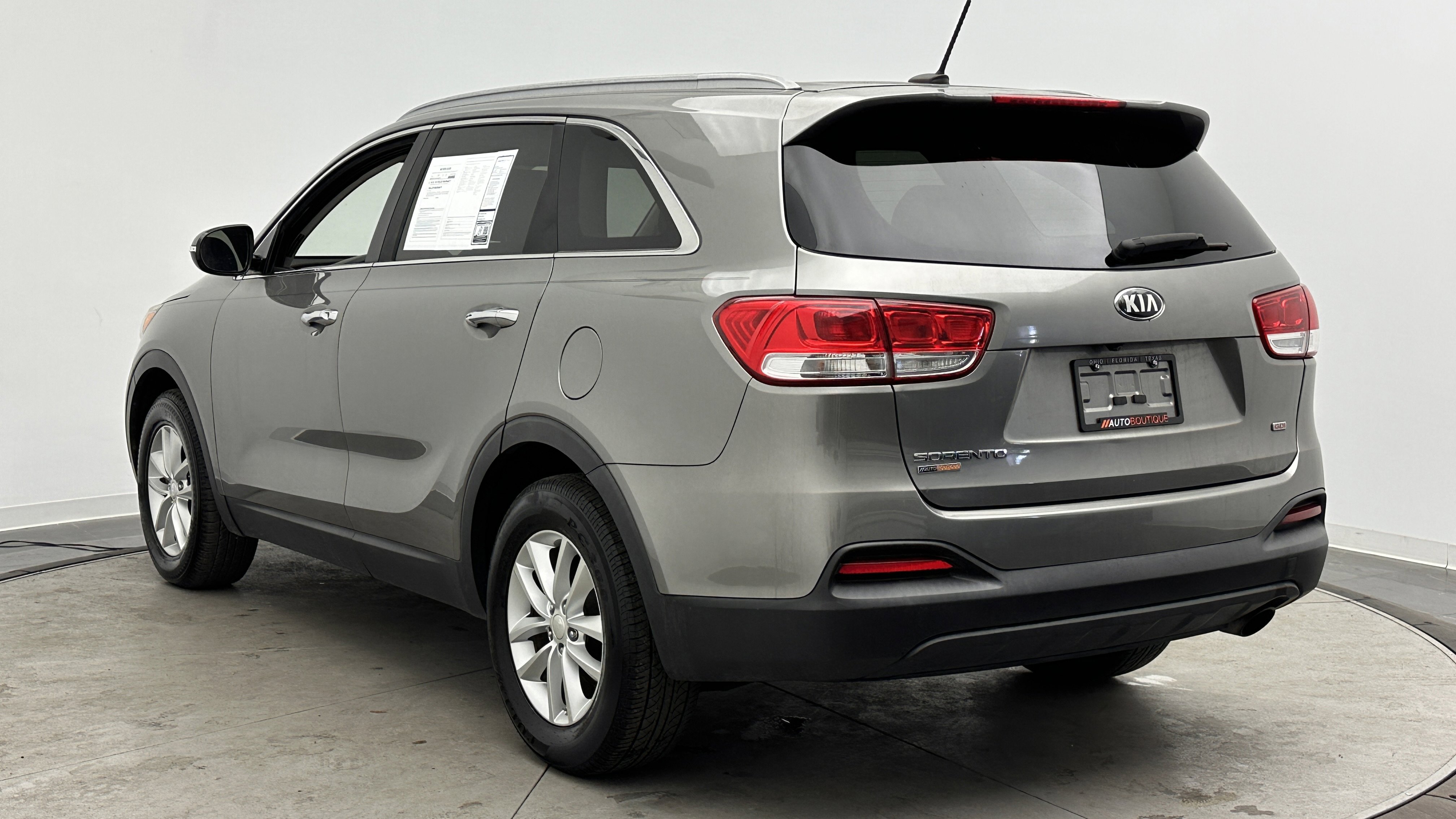 Used 2016 Kia Sorento LX image 4