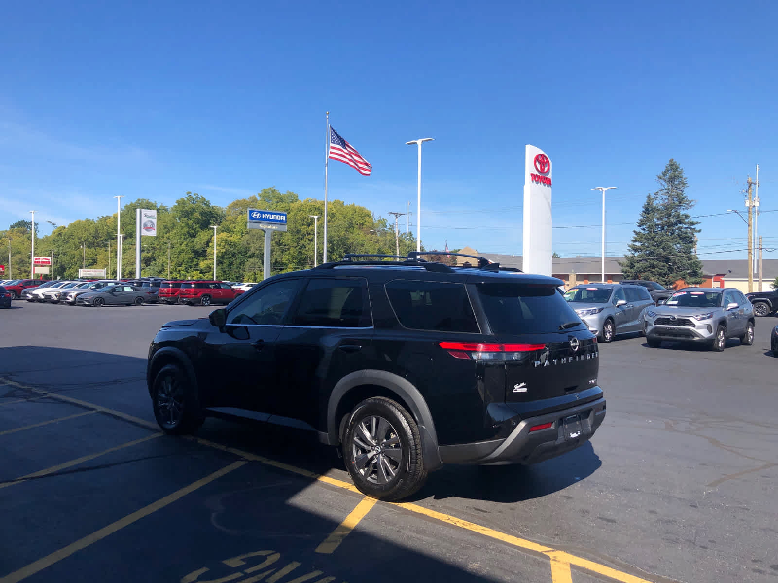 Used 2022 Nissan Pathfinder SV AWD/4WD image 2