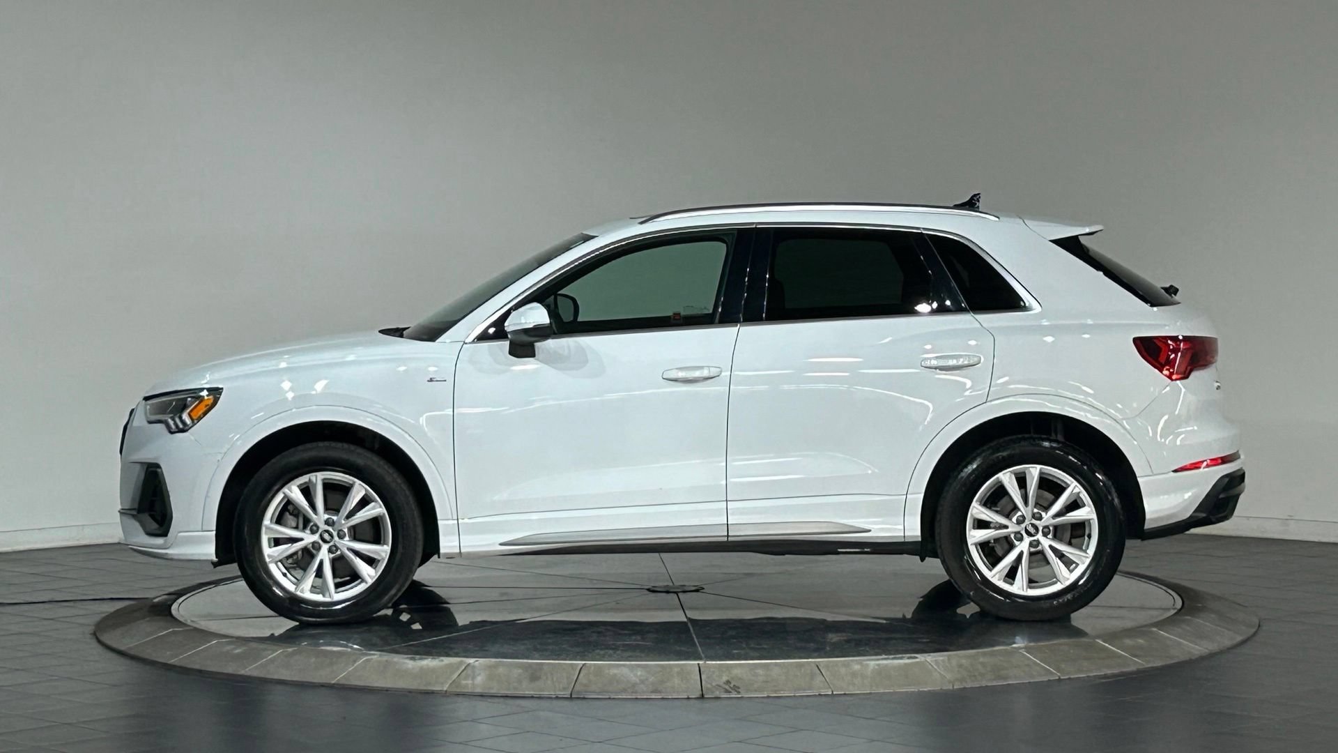 Used 2021 Audi Q3 2.0T Premium Plus w/ Premium Plus Package AWD/4WD image 6