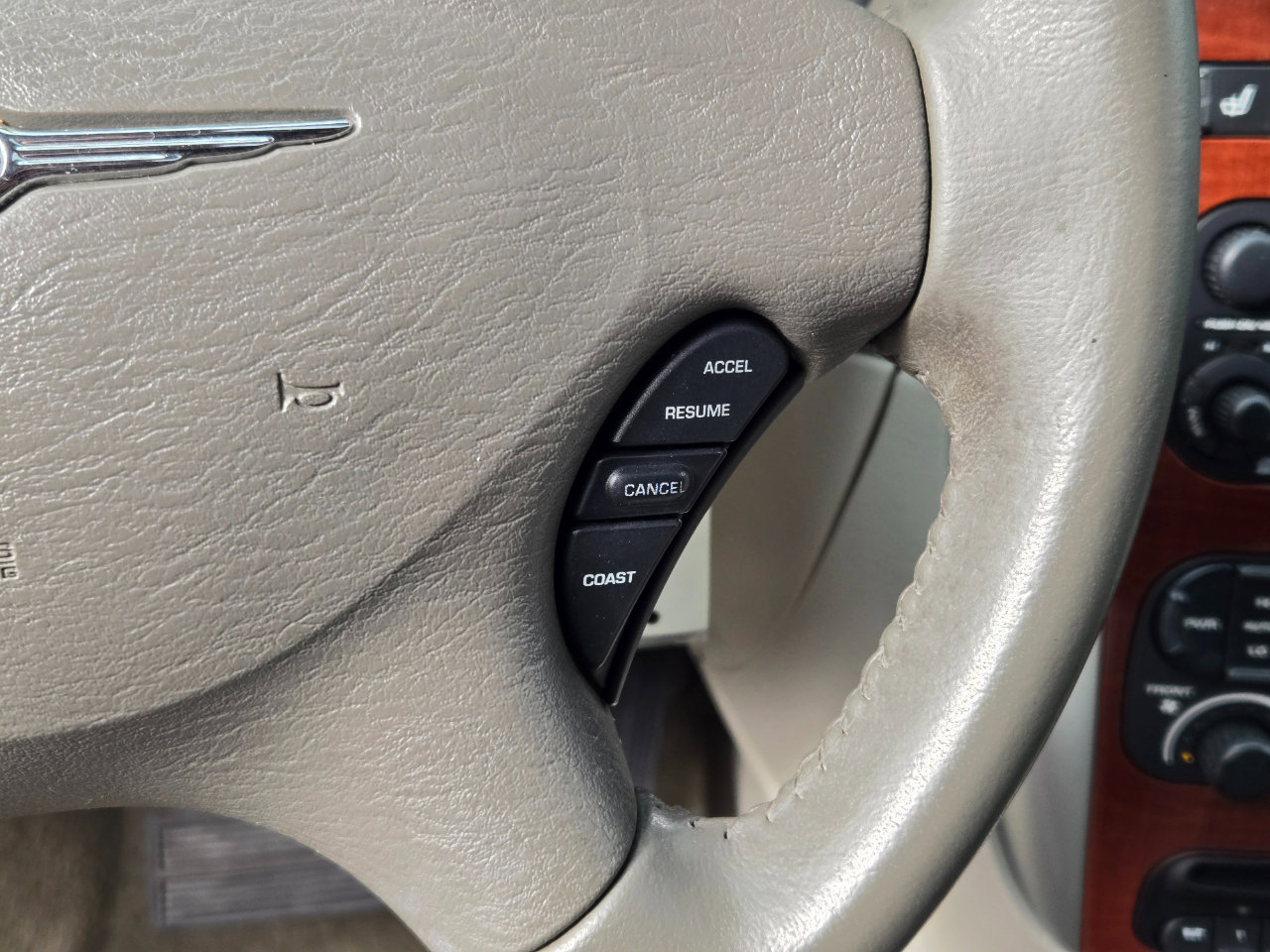 Used 2007 Chrysler Town & Country Limited image 22