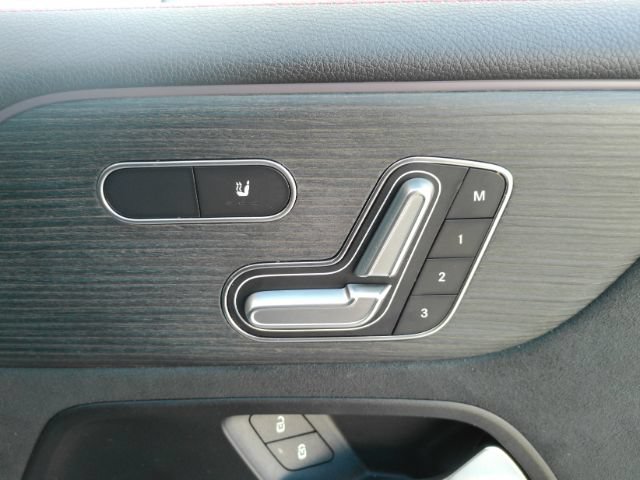 Used 2023 Mercedes-Benz EQB 300 4MATIC image 25
